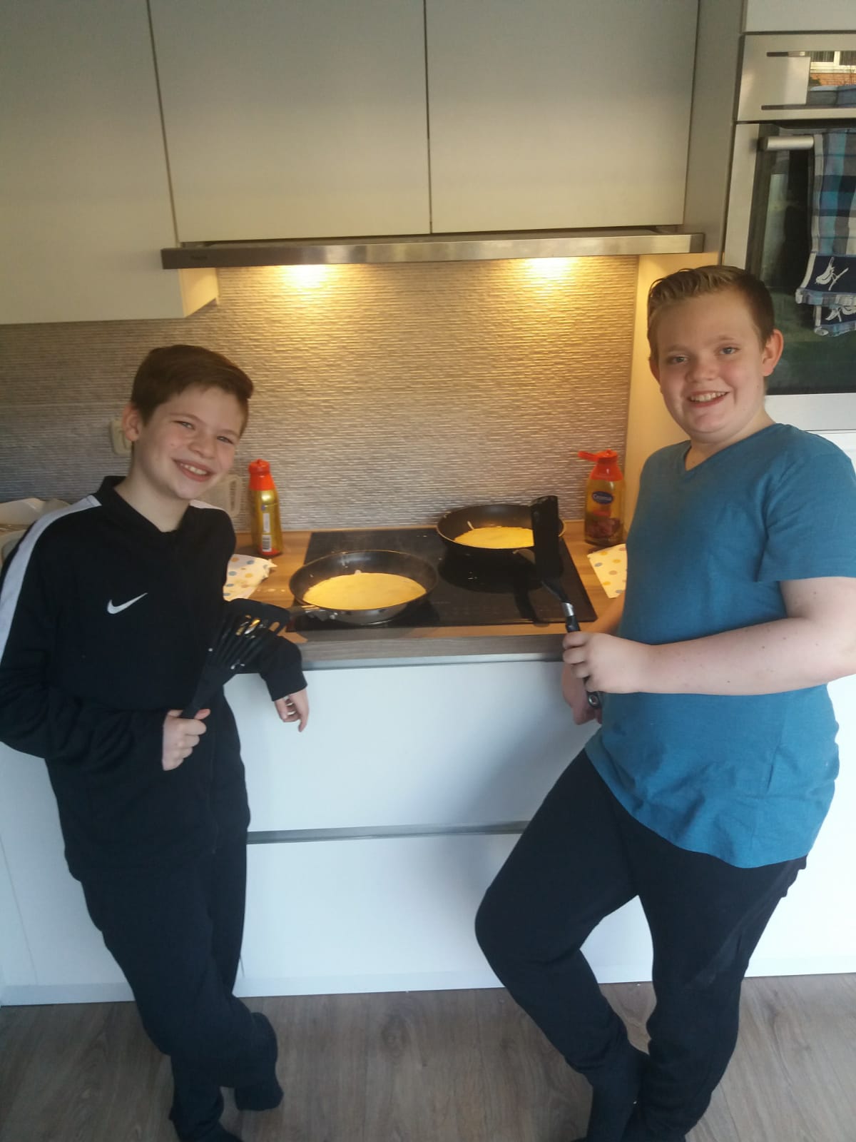Almeerse Tim (12) en Niels (9) halen met pannenkoeken honderden euro's op voor het goede doel