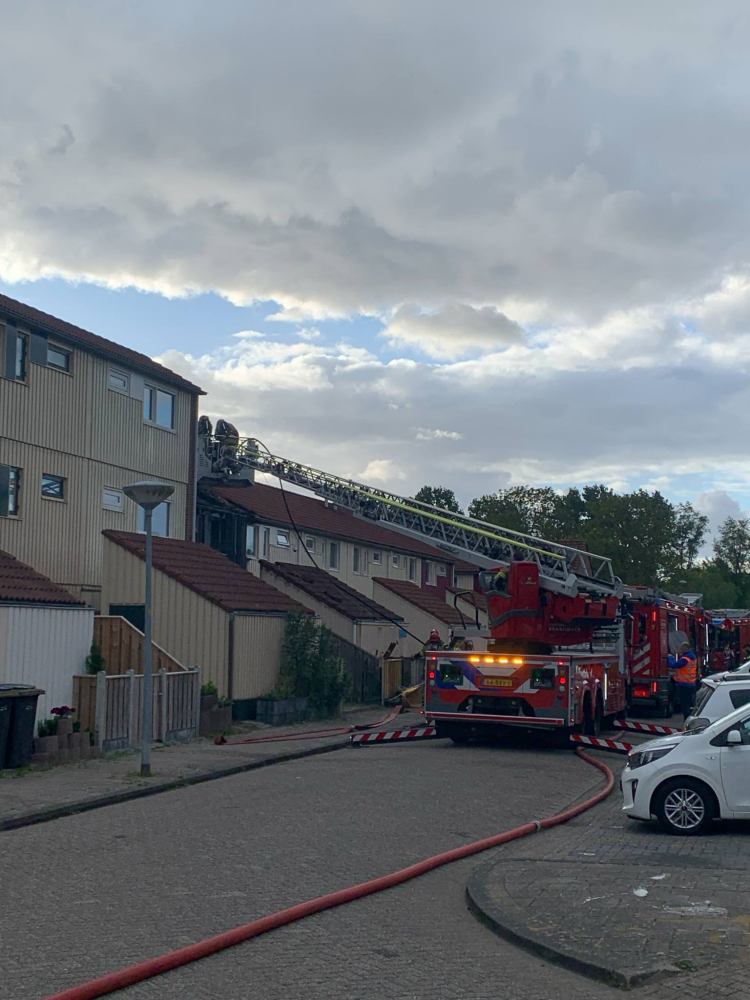 Grote brand uitgebroken in woning Waterwijk, mogelijk als gevolg van explosie
