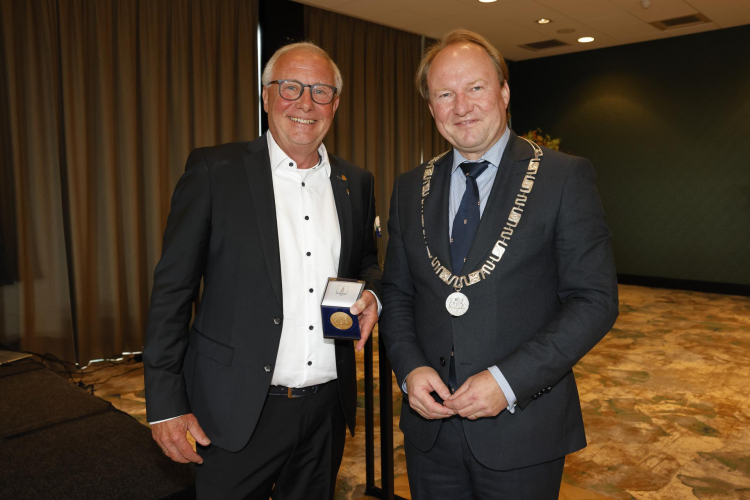 Jan Herweijer ontvangt hoogste onderscheiding van Almere voor decennialange inzet voor Almeerse jeugd