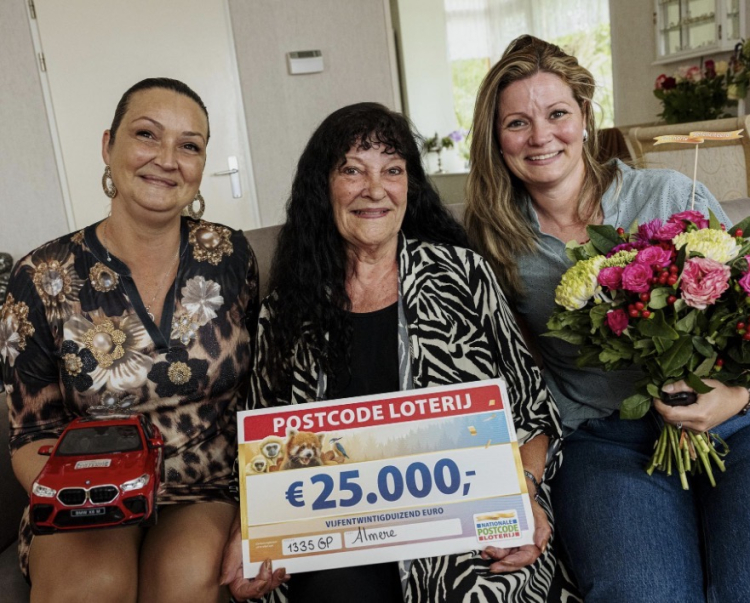 Janny uit Almere Buiten wint 25.000 euro en gloednieuwe BMW bij Postcode Loterij