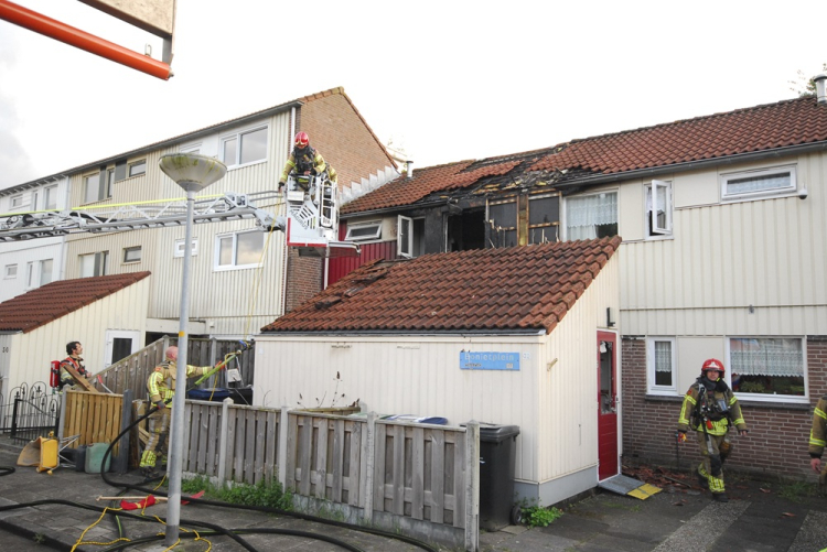 Voorkant van woning in Waterwijk volledig afgebrand na mogelijke vuurwerkbom, politie zoekt getuigen