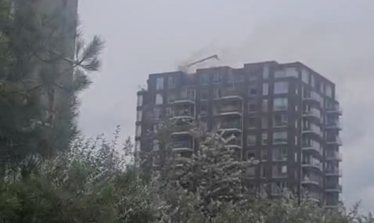 Brandweer rukt groots uit voor brand op twaalfde verdieping van woontoren in Almere Duin