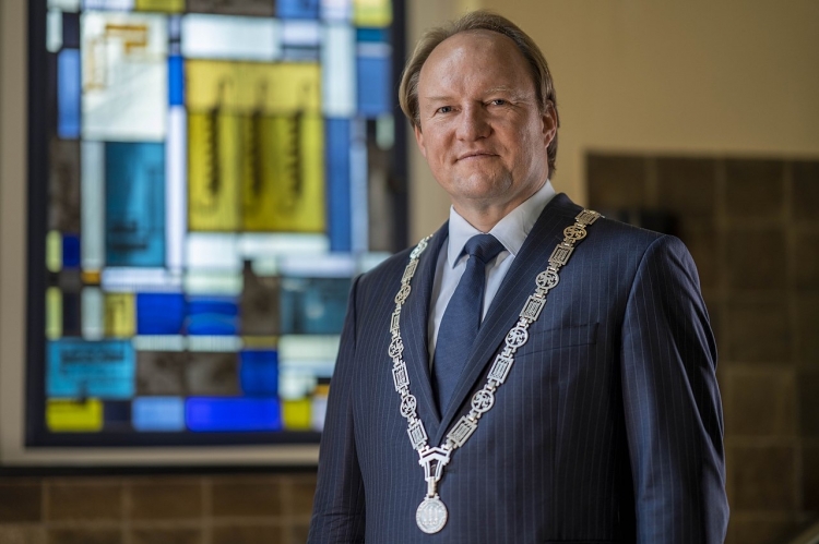 Hein van der Loo geÃ¯nstalleerd als nieuwe burgemeester van Almere