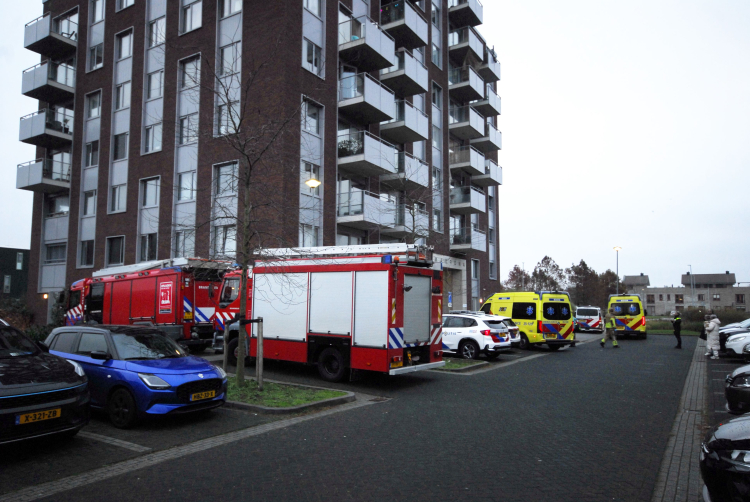 Man (53) overlijdt na val van balkon 11e verdieping in Almere Buiten; politie houdt persoon aan