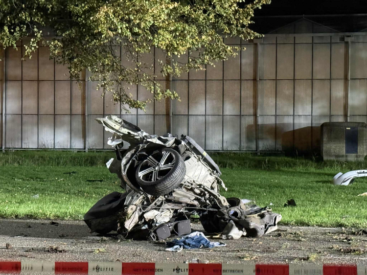 Auto breekt in tweeën bij zwaar ongeluk in Almere Buiten