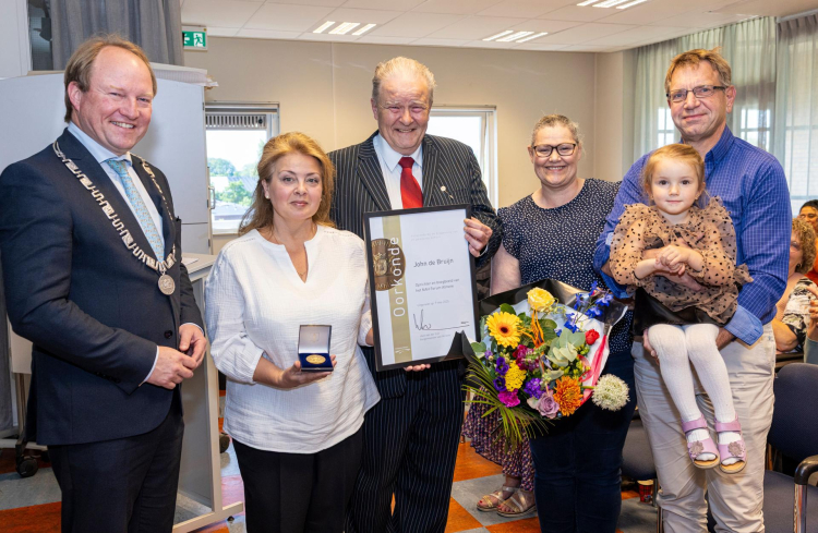 Erepenning van Almere uitgereikt aan John de Bruijn
