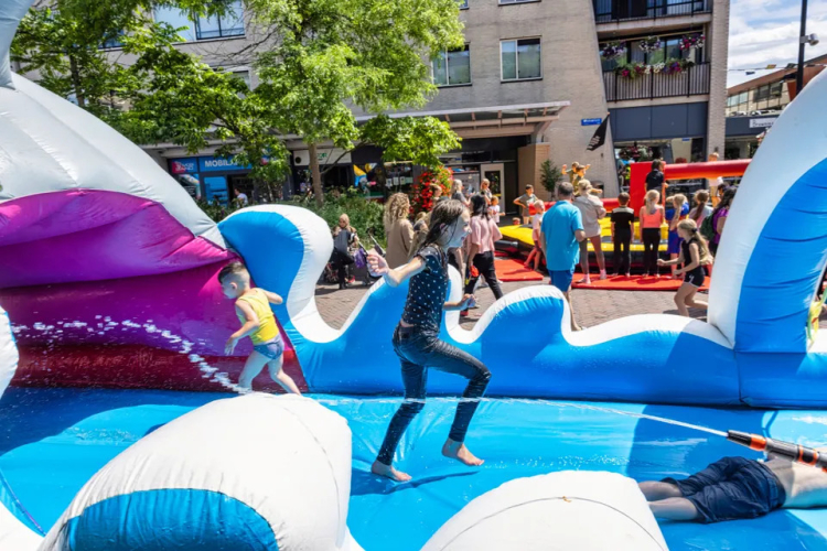 Springplezier in Almere Buiten: Kinderen genieten van jaarlijks springkussenfestival
