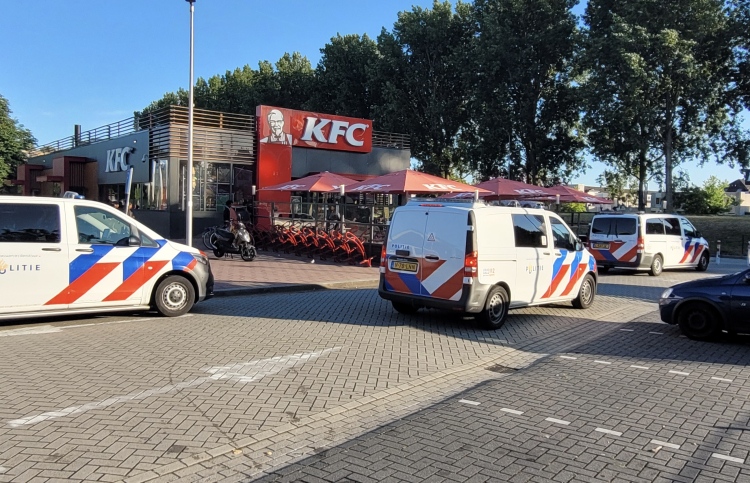 Groep jongeren veroorzaakt overlast bij KFC in Almere Buiten