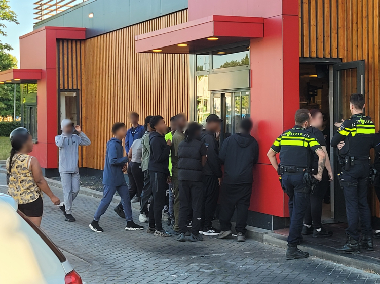 Groep jongeren veroorzaakt overlast bij KFC in Almere Buiten