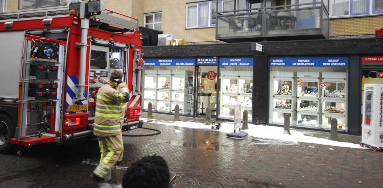 Brandweer blust brand bij juwelier in centrum Almere Buiten