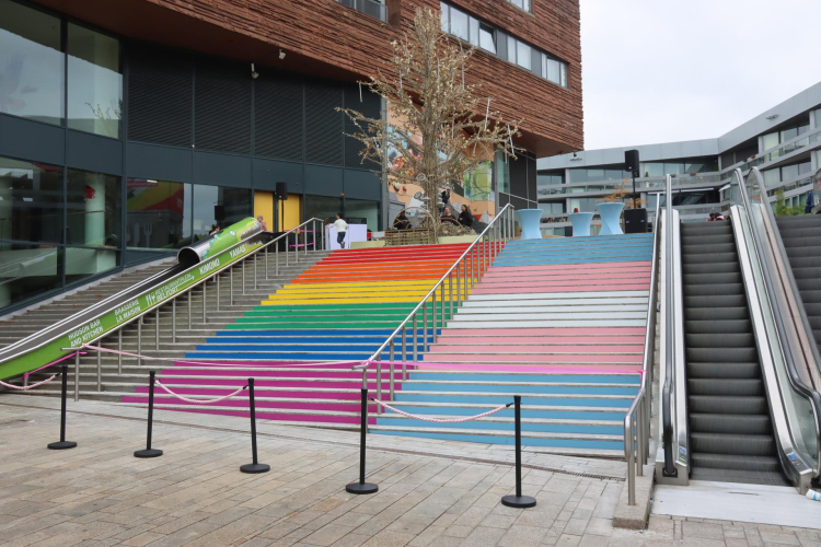 Regenboogtrap onthuld op Belfort in Almere Stad: 