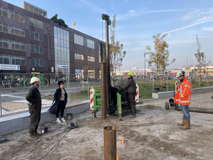 Eerste paal geslagen voor kunstwerk achter station in Almere Buiten