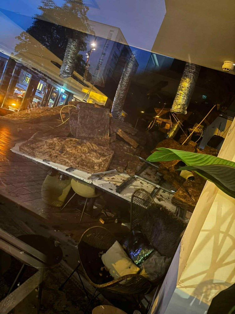 Plafond stort in bij leegstaand pand van restaurant in centrum Almere Stad
