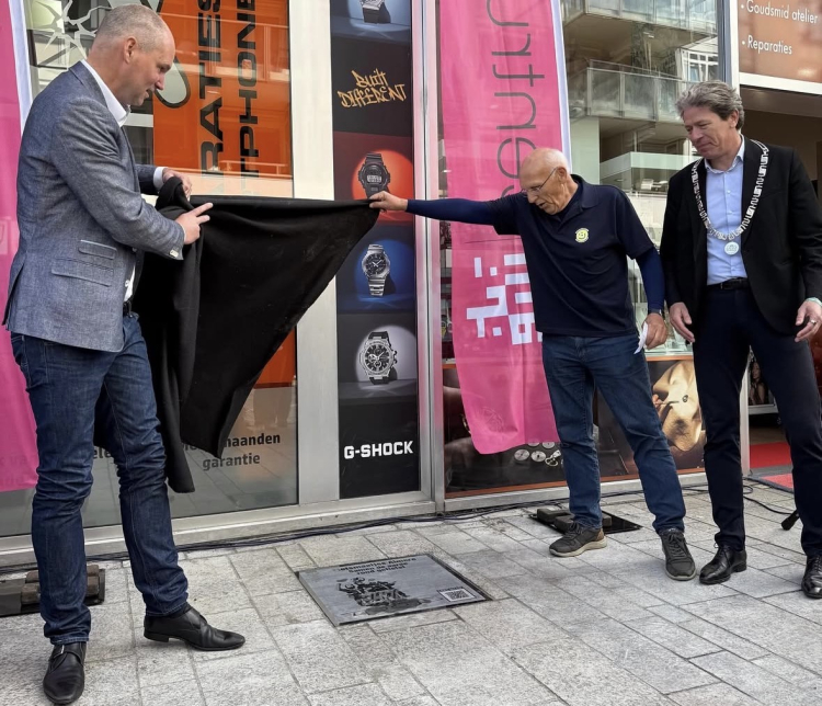 Stichting Fietsmaatjes Almere wint 51e Walk of Fame-tegel 2024
