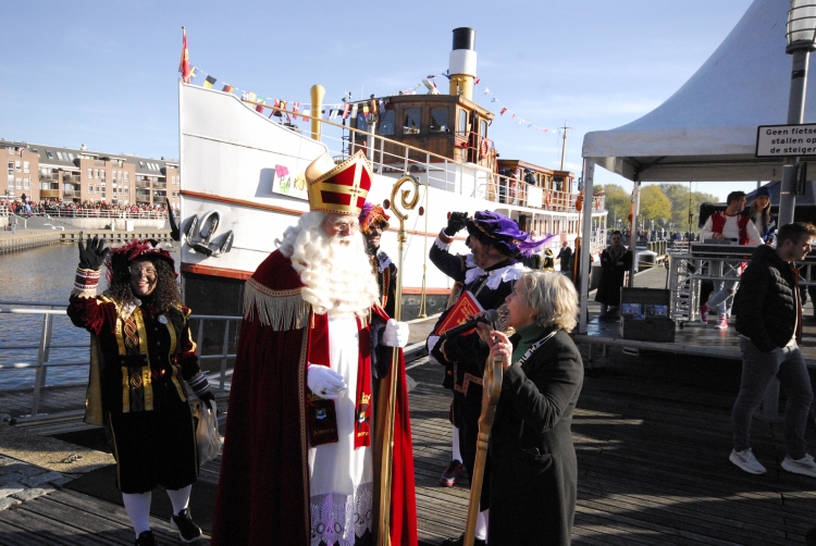 Foto's en video: Sinterklaas komt aan in Almere Haven en bezoekt Sintparade in Almere Stad