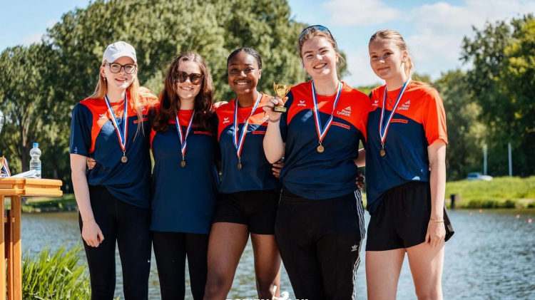 Leerlingen van Poort Lyceum in Almere Poort kronen zich tot Nederlands kampioen schoolroeien