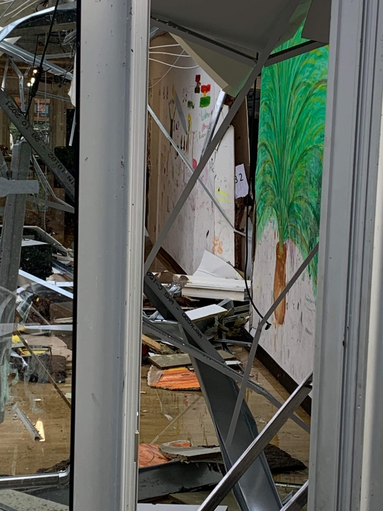 Ongeveer 200 asielzoekers opgevangen in sporthal en hotel na instorten dak van paviljoen bij AZC