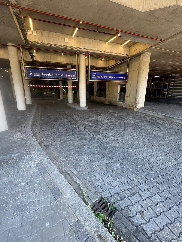 Parkeren op Tegelzetterdek in Almere Centrum vanaf donderdag niet meer mogelijk: pand wordt gesloopt en maakt plaats voor woontoren