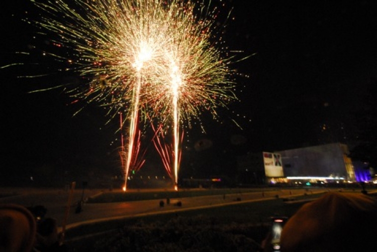 [Video] Diwali-festival op Esplanade in Almere Stad afgesloten met vuurwerkshow