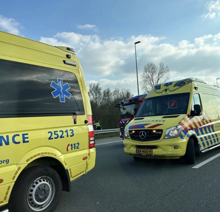 Drie gewonden bij kettingbotsing tussen vijf voertuigen op A6