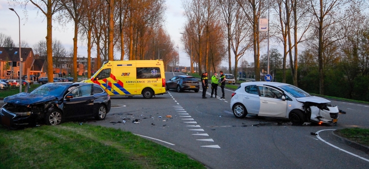 Voertuigen weggesleept na aanrijding op Buitenhoutsedreef in Almere Buiten
