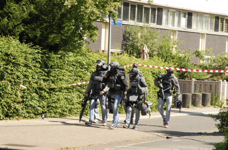 Update: man met vuurwapen aangehouden na grootschalige politieactie in Tussen de Vaarten