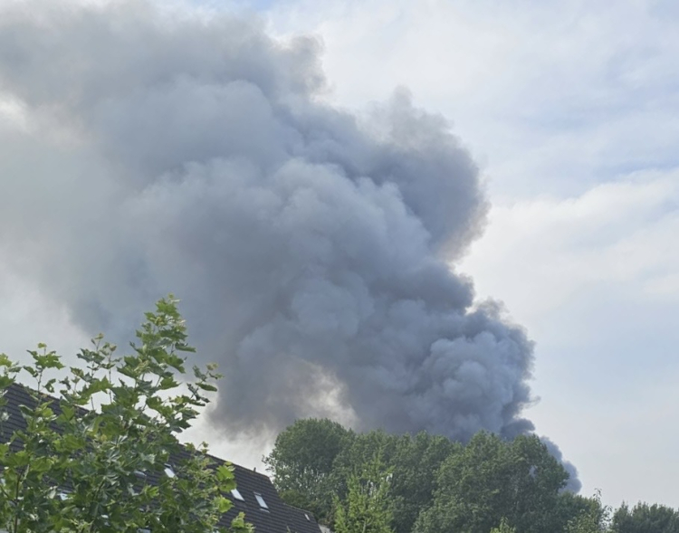 Zeer grote brand in Almere Buiten, brandweer: 