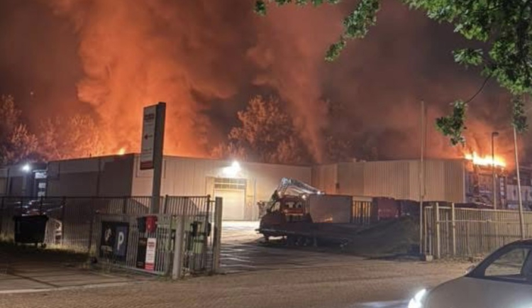 Brandweer rukt drie keer uit voor zelfde pand in Almere Haven: pand uiteindelijk uitgebrand