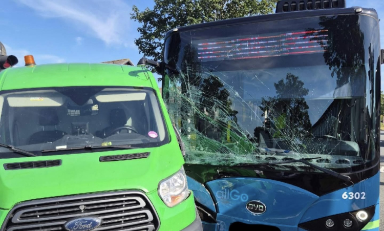 Aanrijding tussen stadsbus en auto in Filmwijk