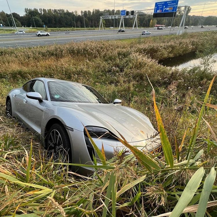 Automobilist drinkt 6 keer meer dan toegestaan en vliegt uit de bocht op A6 bij Almere