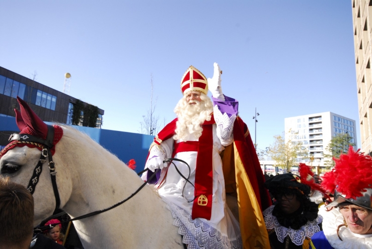 Foto's: Sinterklaas brengt bezoek aan Almere Buiten