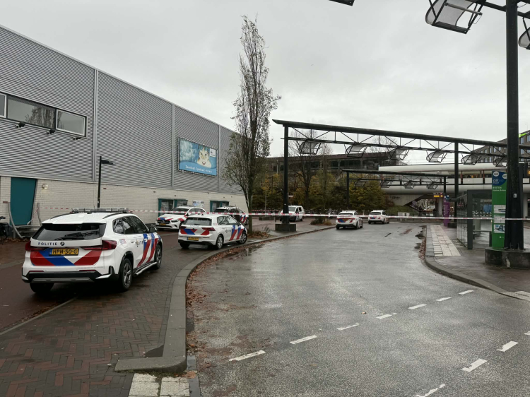 Grote politieactie in centrum Almere Buiten: groot gebied afgezet, agenten in kogelwerende vesten