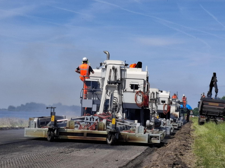 Gooimeerdijk Oost in Almere Haven vernieuwd met ter plekke gerecycled asfalt