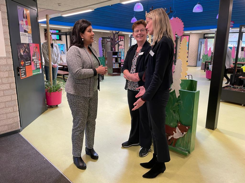 Minister bezoekt school in Kruidenwijk om te praten over lerarentekort