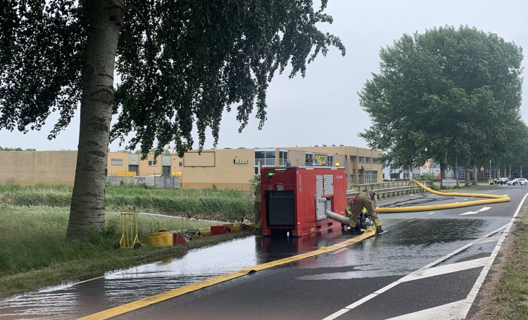 Brand in afvalberg bij recyclingbedrijf in Almere Buiten