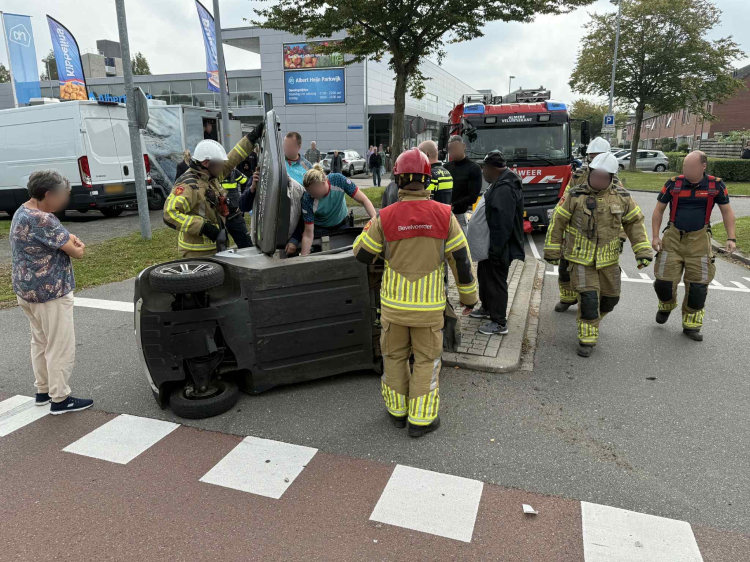 Brommobiel kantelt na aanrijding in Parkwijk