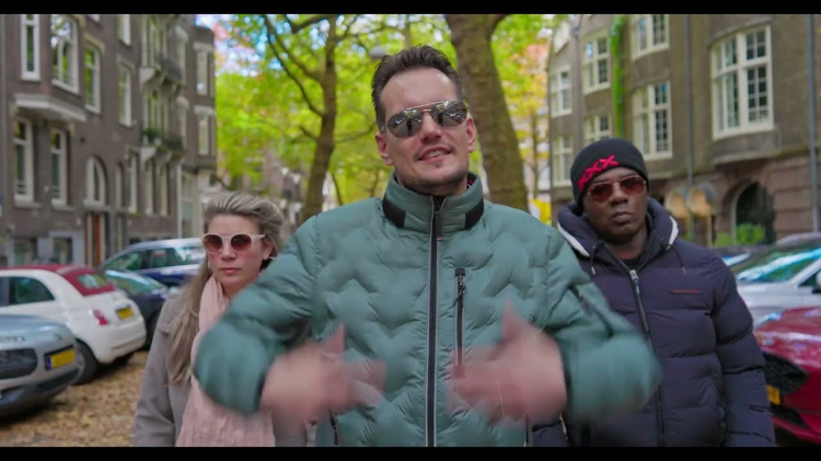 Almeerse mbo-docent bereikt met single ‘Levenslessen’ meer dan 30.000 YouTube-weergaven