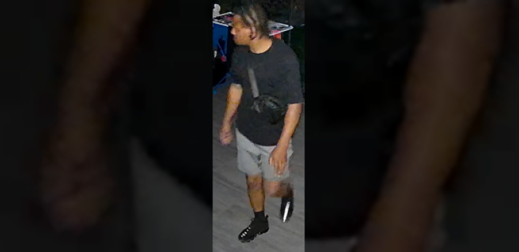 Man sluipt woning binnen in Almere en pleegt zedendelict: politie deelt foto van verdachte