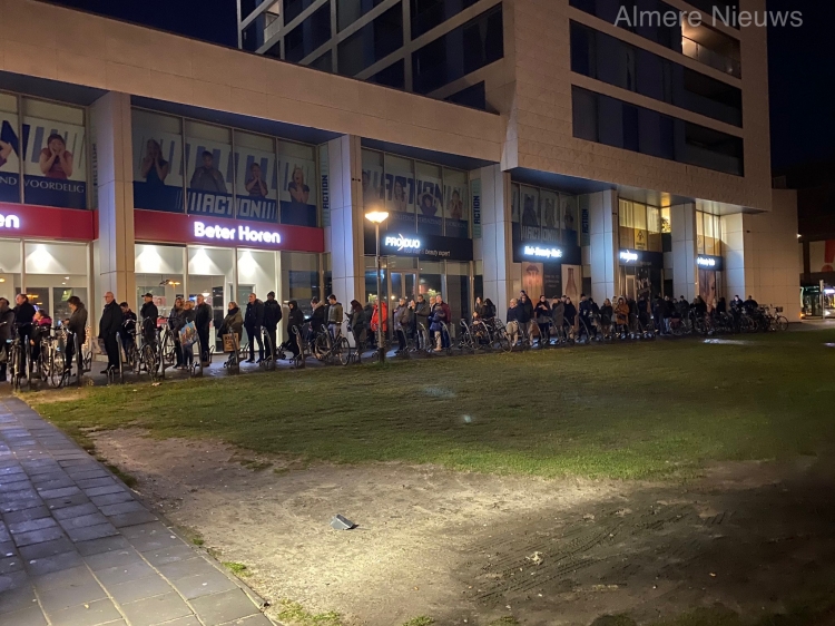 Lange rijen op Oudejaarsdag bij oliebollenkramen