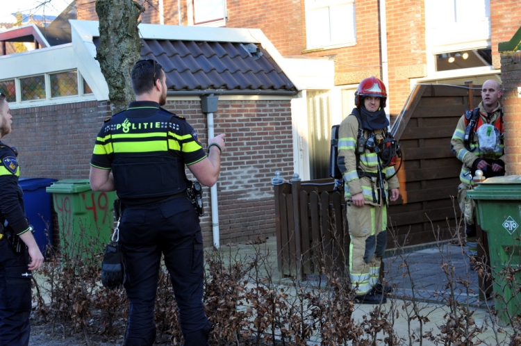 [Foto's] Hulpdiensten rukken uit voor gaslucht in De Werven