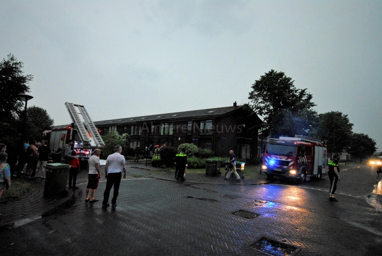 [Foto's] Brand in woning na blikseminslag Eilandenbuurt